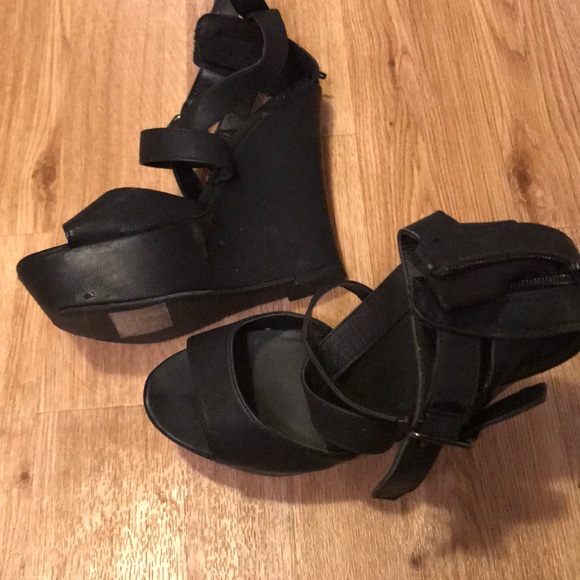 Black strappy wedges - Picture 2 of 6
